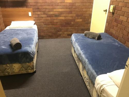 Golden West Motor Inn — Miles — photo 4