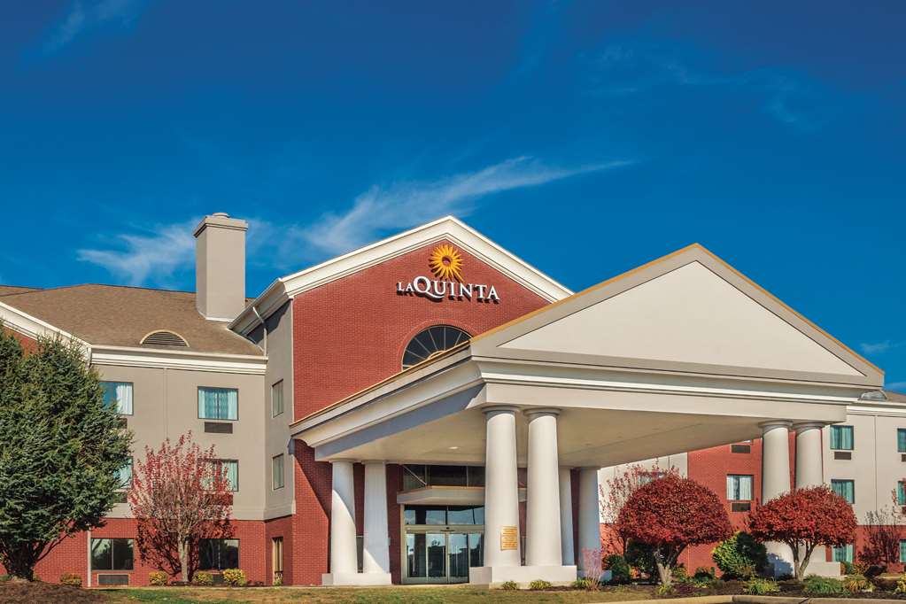La Quinta Inn & Suites by Wyndham Loudon - featured photo