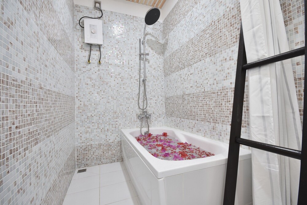 Deep Soaking Bathtub