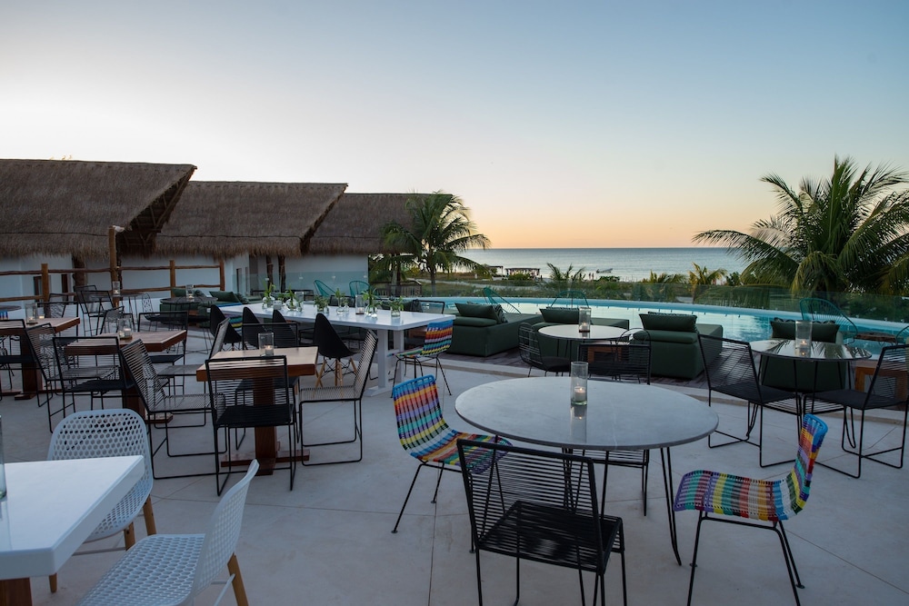 Poolside bar