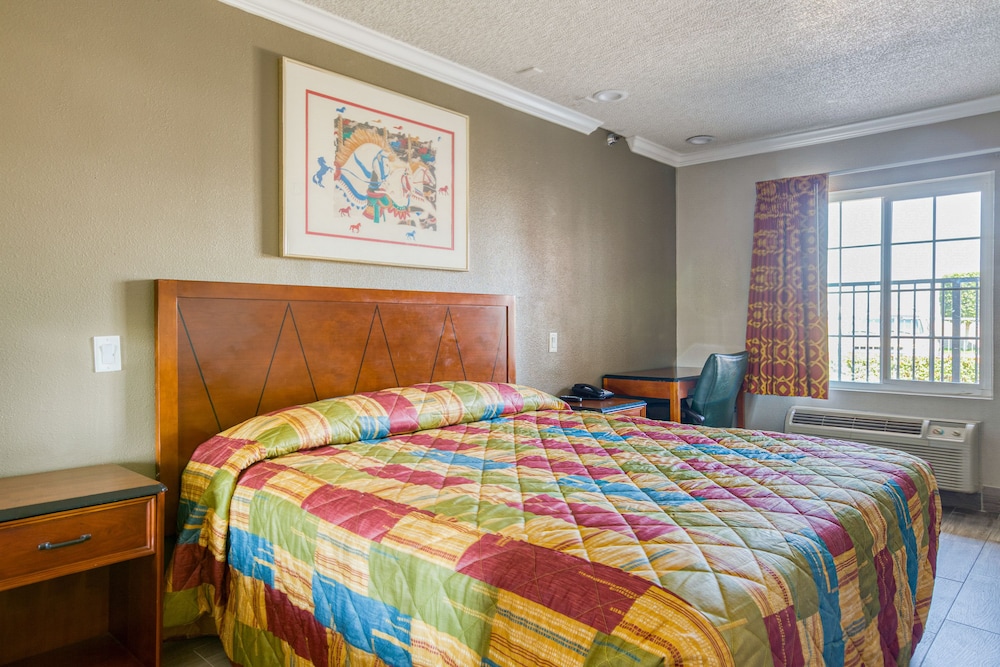 Heritage Inn And Suites — hotel in Corona