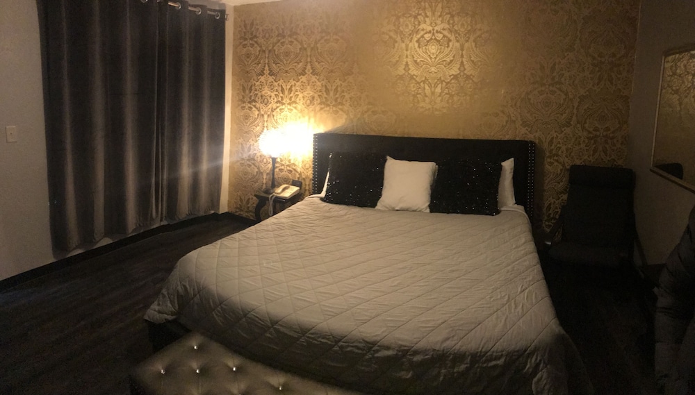 The Village Inn Hotel - photo 13