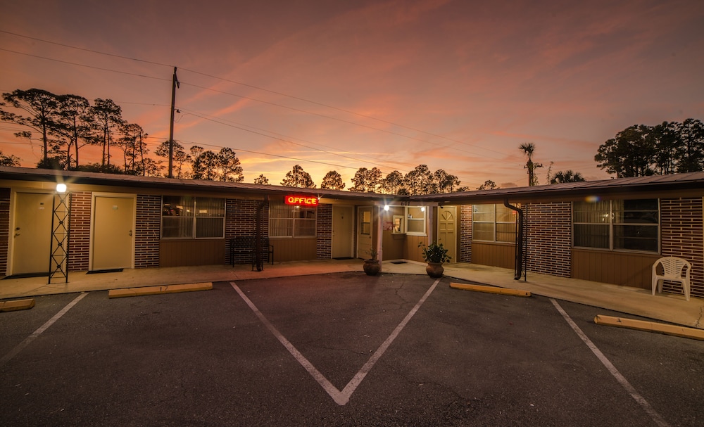 Deluxe Inn - carbon neutral hotel in Bunnell