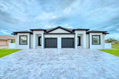 Spacious Waterfront 6 Bedroom Duplex in lovely Rotonda West near oceans Golfing Park Pool — 4-Star Luxury Hotel in Rotonda West, United States