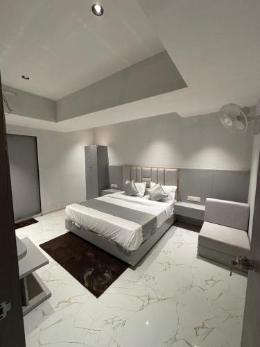 Hotel Pristine - last minute hotel in Ahmedabad