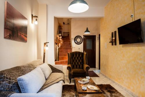 Old Town Rhapsody Cosy 2 Floor Home with Rooftop Bathtub BBQ & Lounge Under Sun Umbrellas — 4-Star Luxury Hotel in Rethymno, Greece