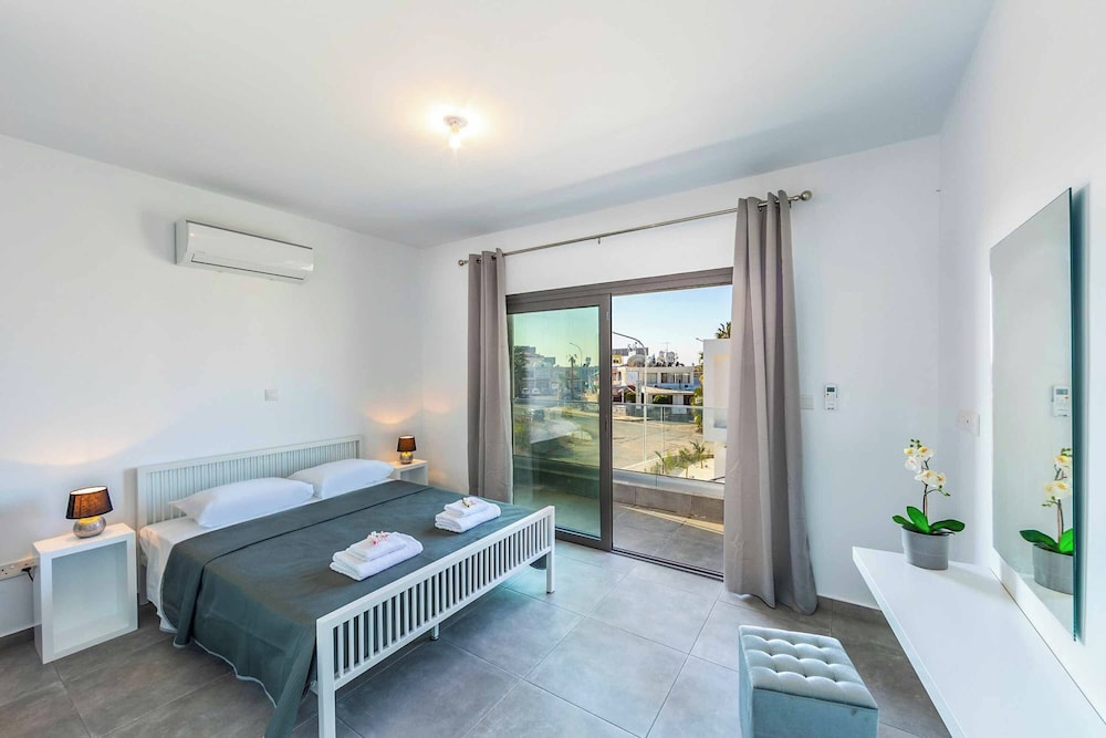 Villa Marlene walking distance to Coral Beach