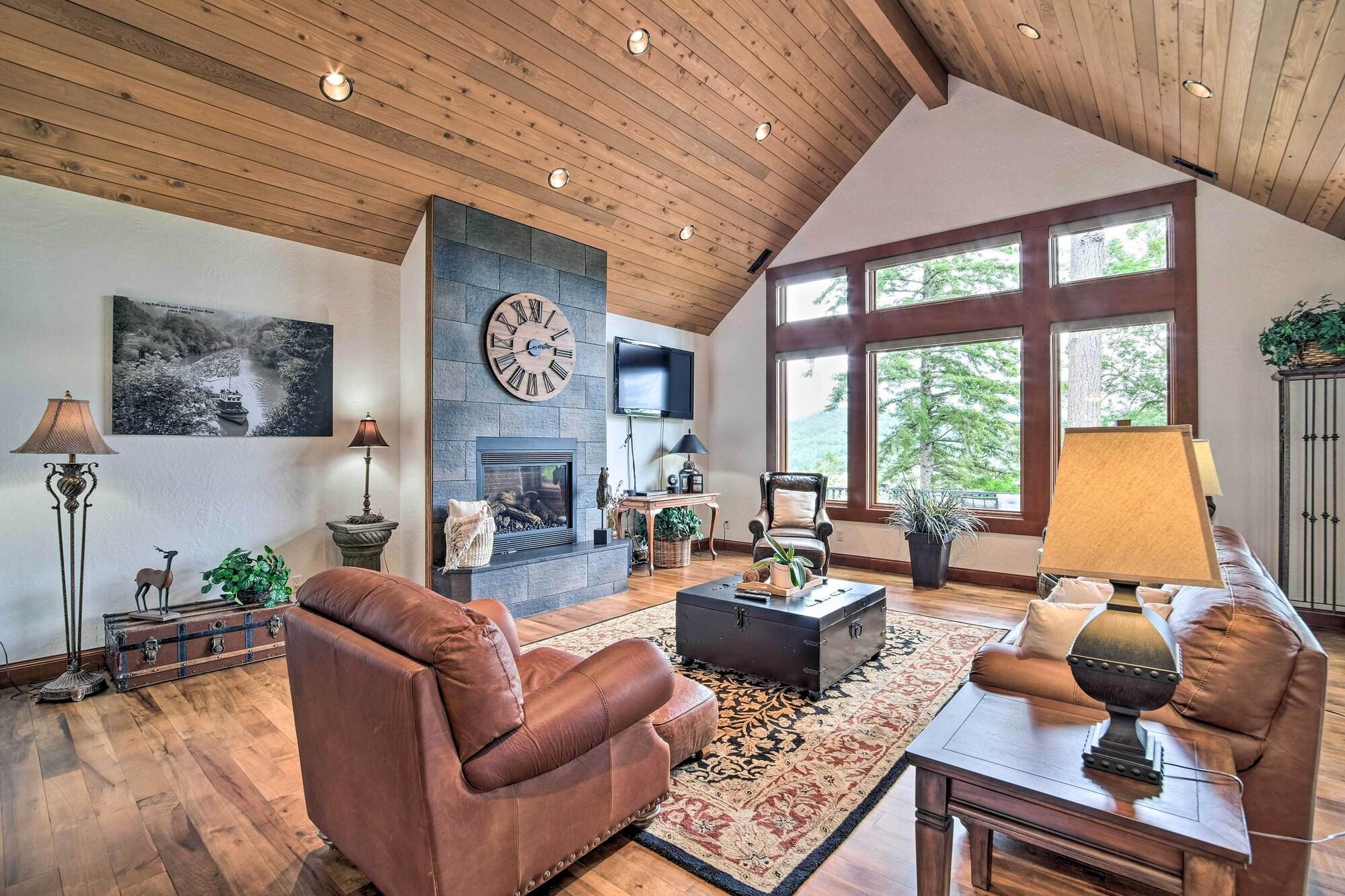 Luxe Coos Bay Escape w Patio River Views in Coos Bay, United States