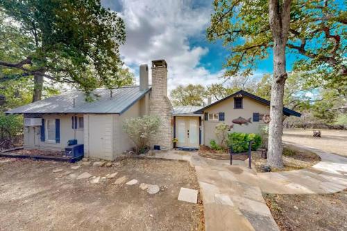 Cozy 2BR Cabin King Bed Bunks Fire Pit & BBQ — 4-Star Luxury Hotel in Ingram, United States