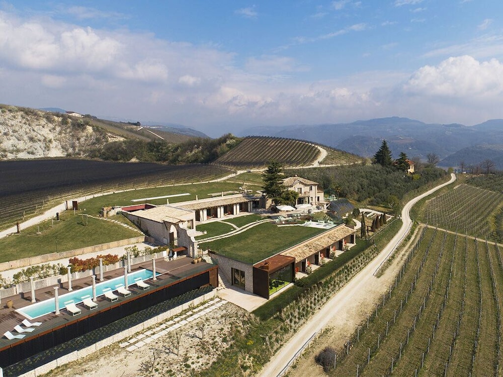 Tenuta Le Cave — 4-Star Luxury Hotel in Tregnago, Italy