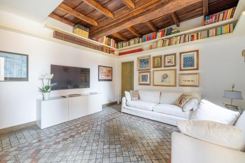 NOSTROMONDO Prestigious 2 bedrooms Domus in Forum Area — 4-Star Luxury Hotel in Rome, Italy