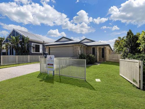 11 Wills Avenue Golden Beach QLD — hotel in Golden Beach