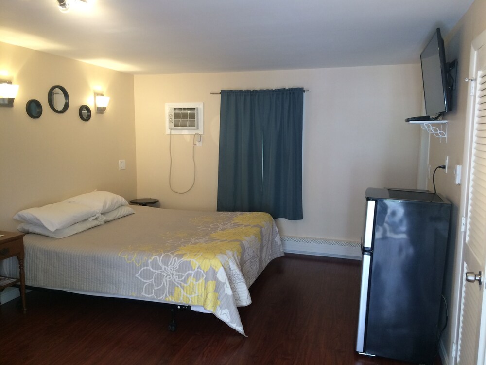Emerald Isle Motel - photo 13