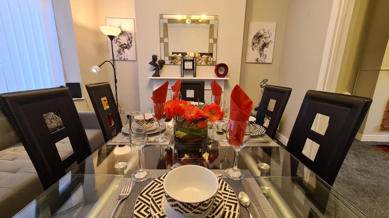 Stunning Holiday Home. Free Parking. — 4-Star Luxury Hotel in Manchester, United Kingdom