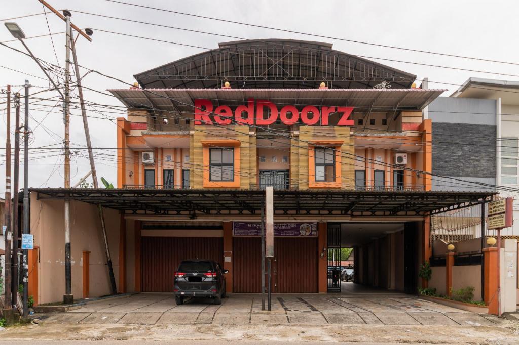RedDoorz Syariah near Universitas Putra Indonesia Padang in Padang, Indonesia