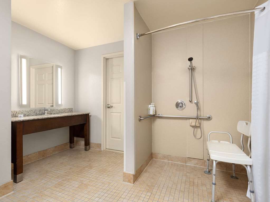 La Quinta Inn & Suites by Wyndham Santa Clarita Valencia - photo 10