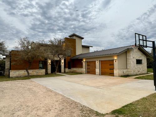Upscale Modern Hill Country Home Has it ALL — 4-Star Luxury Hotel in Wimberley, United States