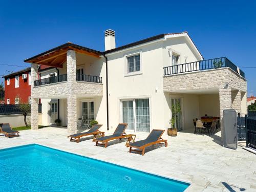 Villa Gaudeo with pool and EV station — 4-Star Luxury Hotel in Brtonigla, Croatia