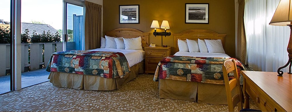 Weathervane Terrace Inn and Suites - photo 7