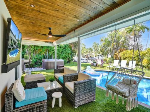 Amazing 5 bed house w pool jacuzzi and your own boat — 4-Star Luxury Hotel in Lighthouse Point, United States
