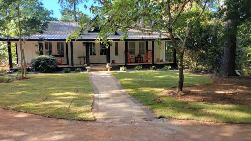 Lake Hartwell Frank Howard Home — 4-Star Luxury Hotel in Anderson, United States