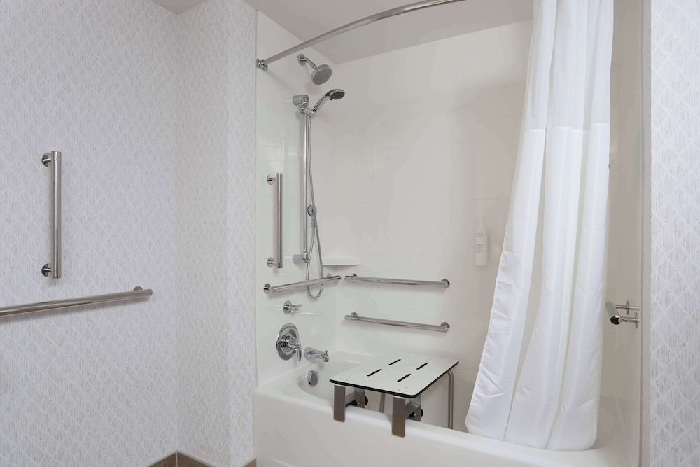 Hampton Inn & Suites Manistee Waterfront - photo 23