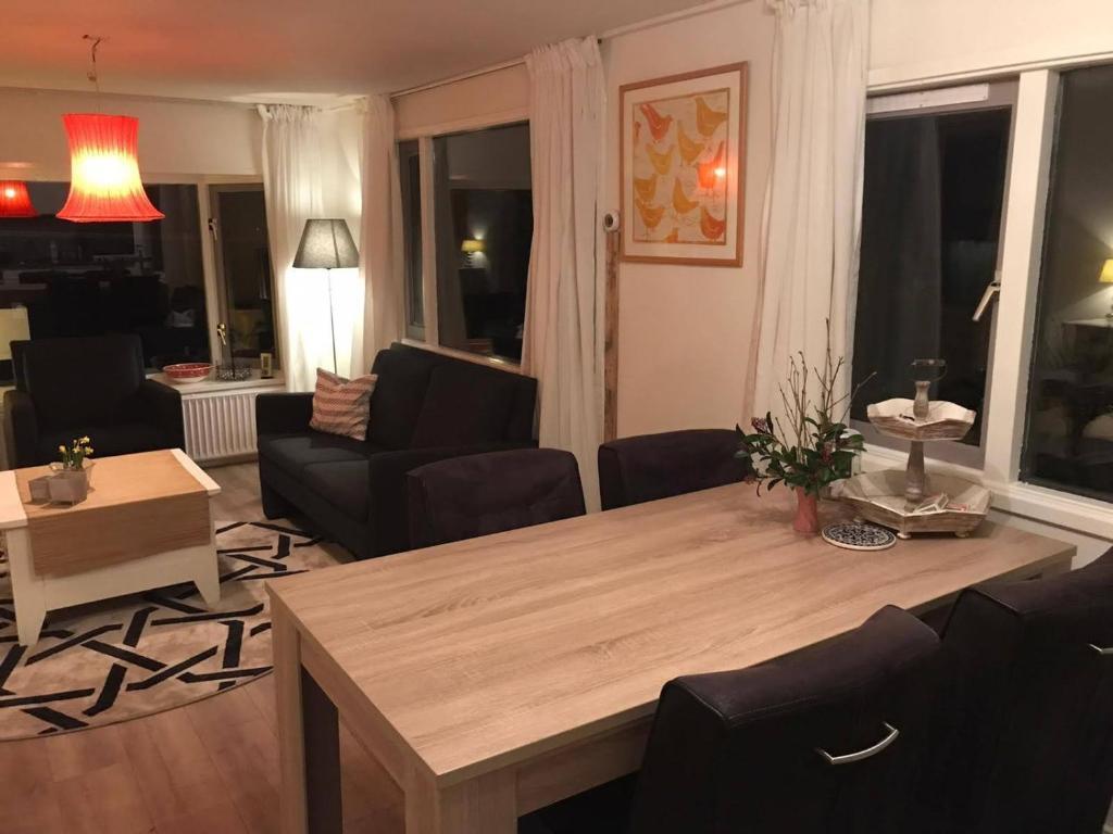 Wulft 47 Zonnig gezellig 6p chalet met zwembad in bosrijke omgeving op Familie Camping de Vossenburcht — 4-Star Luxury Hotel in Ruinerwold, Netherlands