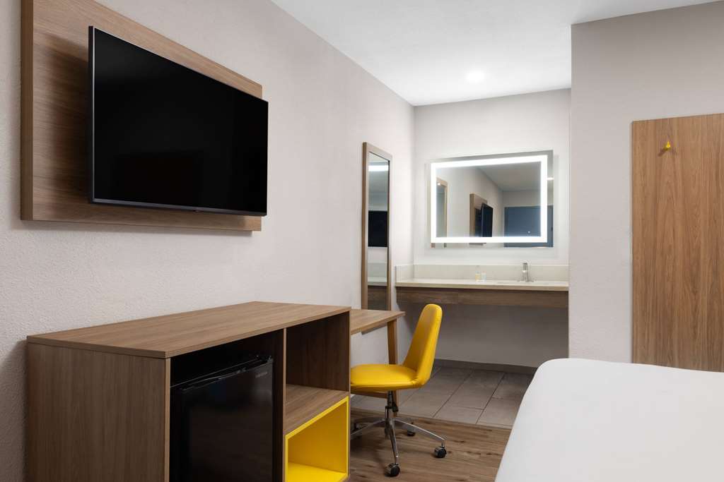 Days Inn by Wyndham Bakersfield - photo 21