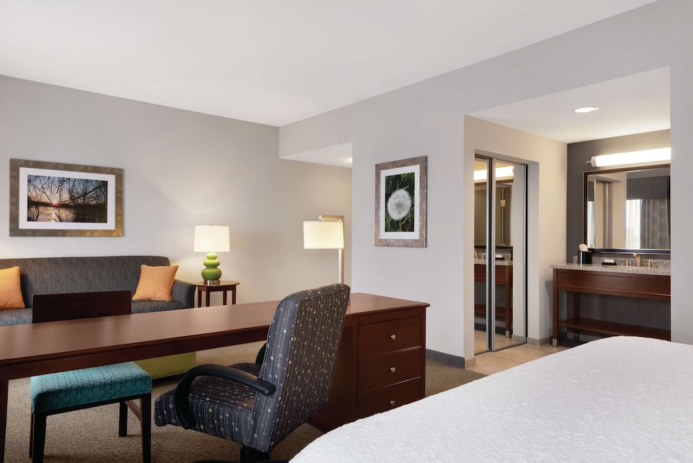 Hampton Inn & Suites Mishawaka South Bend at Heritage Square - photo 29