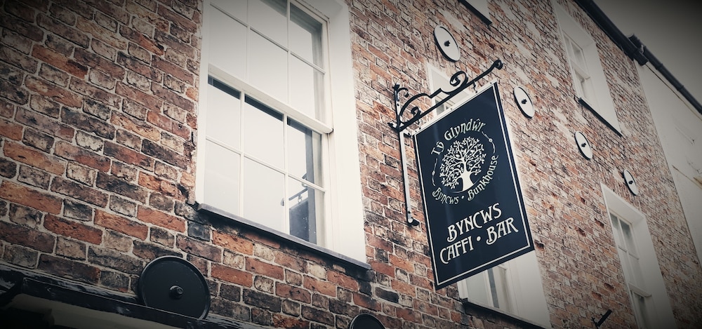 Ty Glyndwr Bunkhouse Bar and cafe — 4-Star Luxury Hotel in Caernarfon, United Kingdom