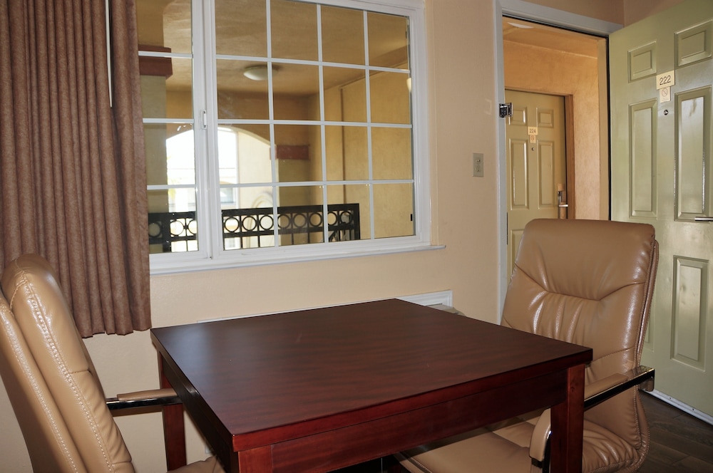 America's Deluxe Inn - photo 11