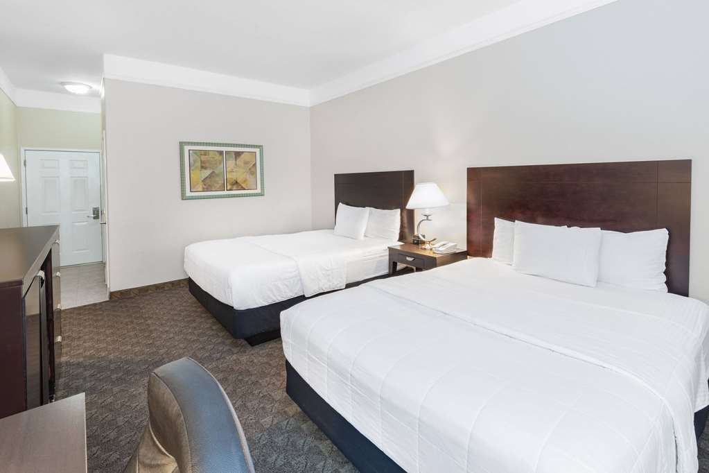 La Quinta Inn & Suites by Wyndham Pharr RGV Medical Center - photo 24