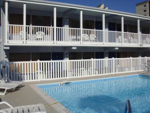 Edgewater Inn - photo 3