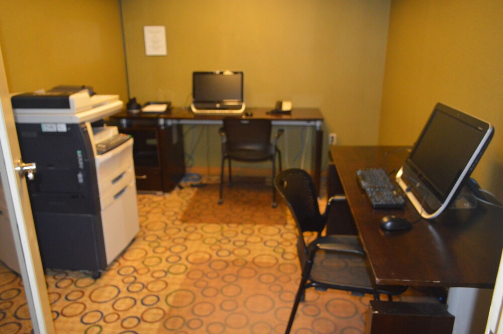 North Baltimore Plaza Hotel - photo 46