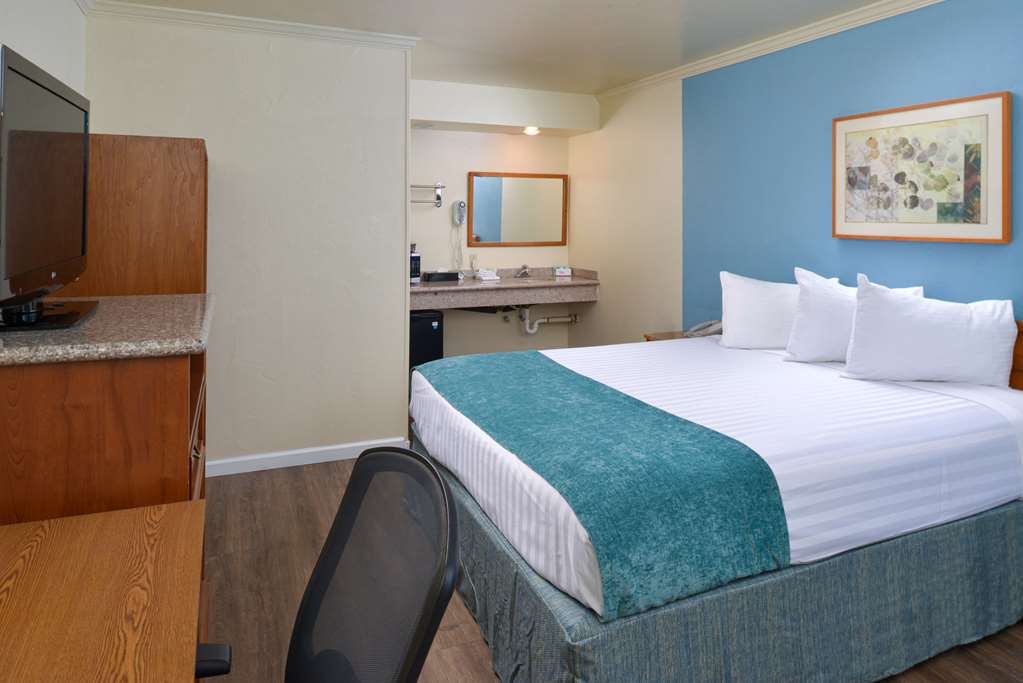 Edgewater Inn And Suites - photo 14