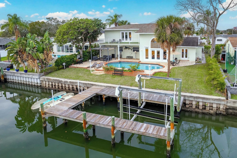 Cocoon Island Villa Luxury 5 BDR Waterfront Home — 4-Star Luxury Hotel in Tampa, United States