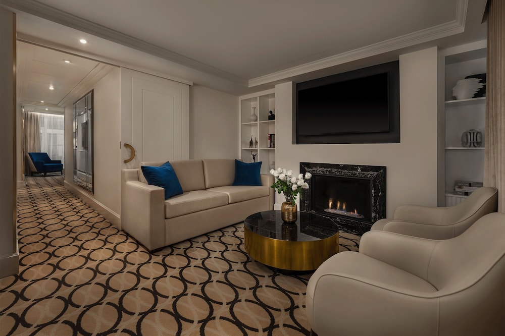 AZUR Legacy Collection Hotel — 4-Star Luxury Hotel in Vancouver, Canada