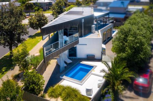 The Point Luxury Beachside Entertainer With Heated Pool — Saint Leonards