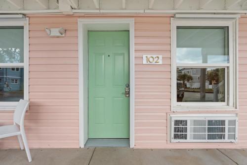 TreeHouse Lodge Walk to Beach Pet Friendly 102 — 4-Star Luxury Hotel in Myrtle Beach, United States