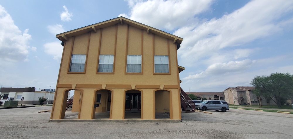Antler's Inn - carbon neutral hotel in Cuero