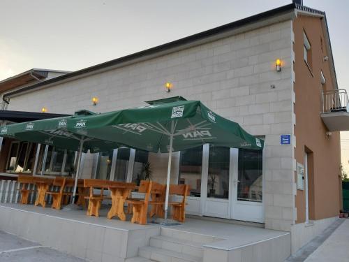 Bedrooms Cerovac — hotel in Gracac