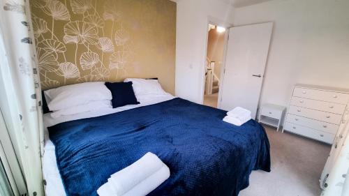 Family & Business Stays In RG2 Sleeps Up to 12