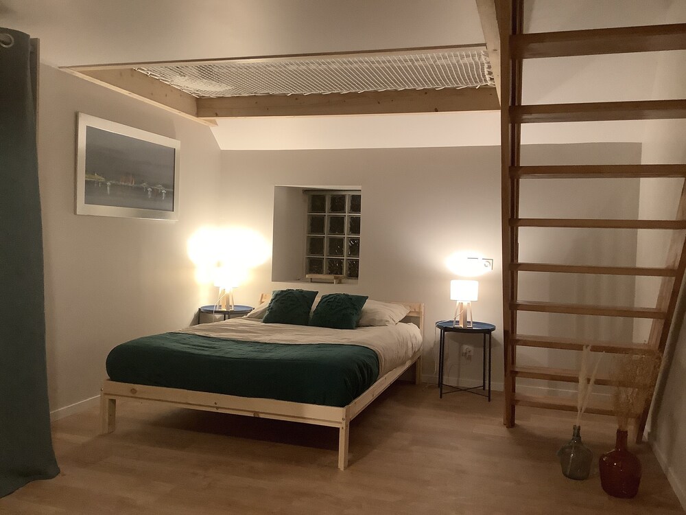 U2 Studio Équipé Proche Naval Group Netflix in Cherbourg-Octeville, France