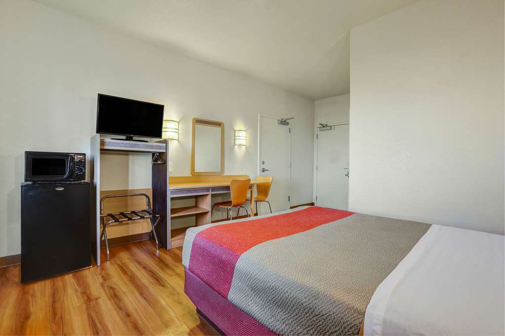 Howard Johnson by Wyndham Lemoore - photo 8