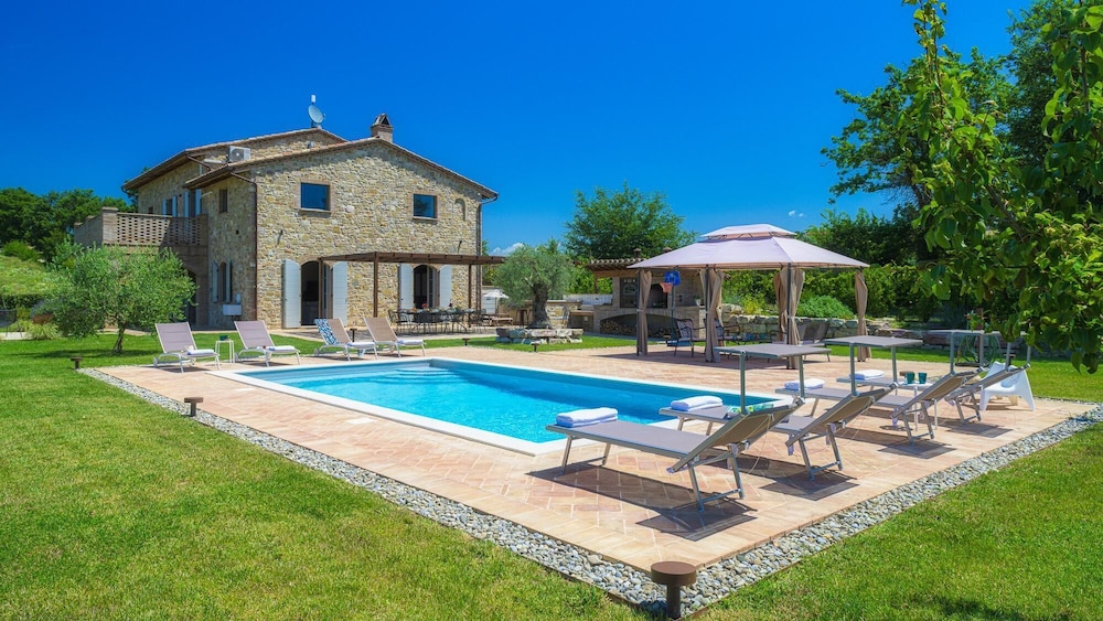 Villa Flaminia 8 2 Emma Villas — 4-Star Luxury Hotel in Gualdo Cattaneo, Italy