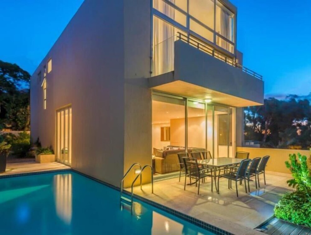 Lovely one bedroom in The Glen Camps Bay with Inverter — 4-Star Luxury Hotel in Cape Town, South Africa