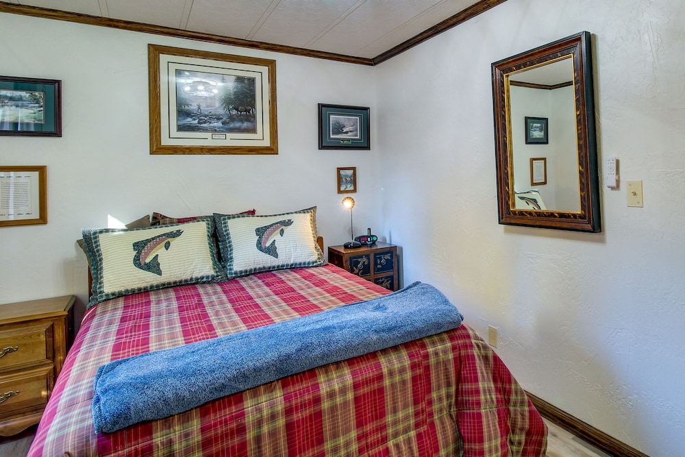Pinetop lakeside Cabin Rental: Porch & Fire Pit - photo 26