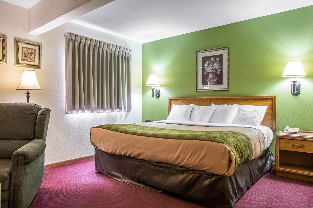 Econo Lodge Inn and Suites Dubuque - photo 21