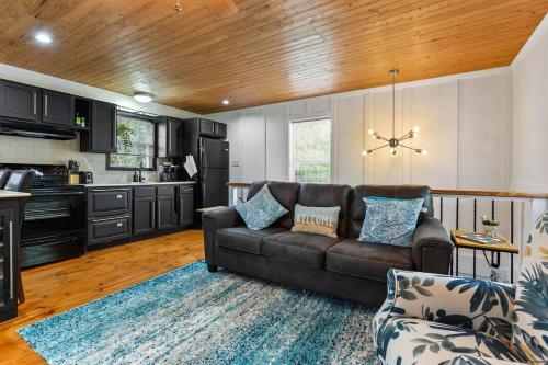Bare Feet Bungalow Close to beach & dog friendly — 4-Star Luxury Hotel in Gulfport, United States