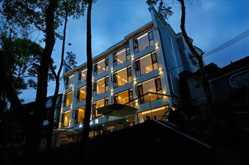 Qifeng Mountain Hidden Light Luxury Courtyard Hotel Fenghuang Ancient City Nanhuamen in Fenghuang, People's Republic of China